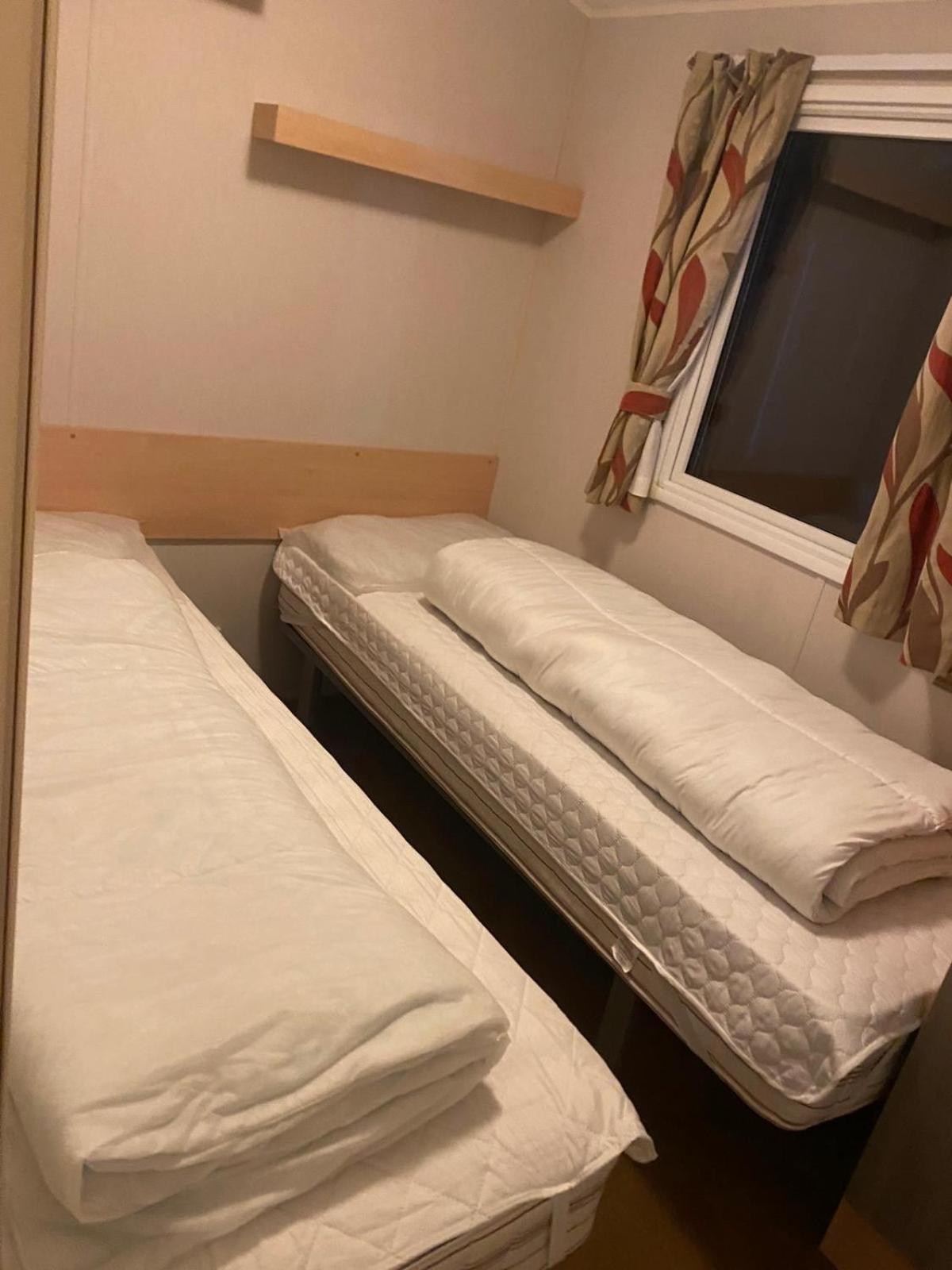 Great 8 Berth Caravan For Hire At Seawick Holiday Park In Essex Ref 27227Sw Clacton-on-Sea Exteriör bild