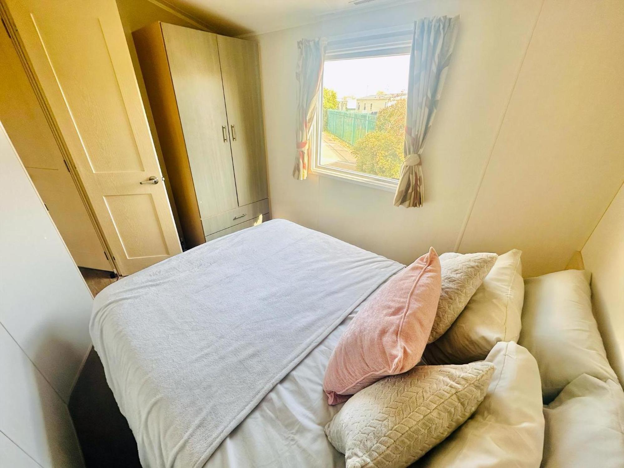 Great 8 Berth Caravan For Hire At Seawick Holiday Park In Essex Ref 27227Sw Clacton-on-Sea Exteriör bild