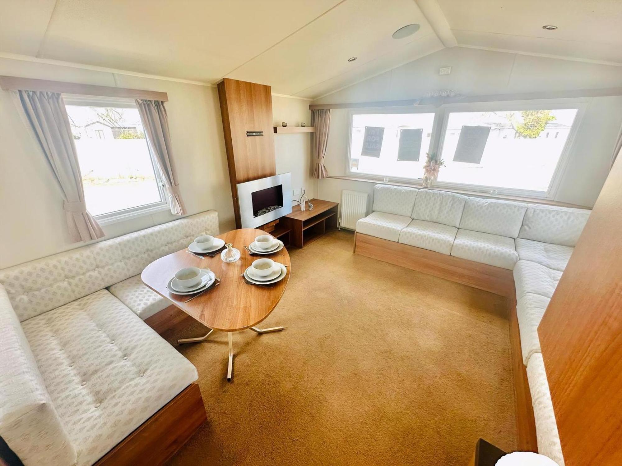 Great 8 Berth Caravan For Hire At Seawick Holiday Park In Essex Ref 27227Sw Clacton-on-Sea Exteriör bild