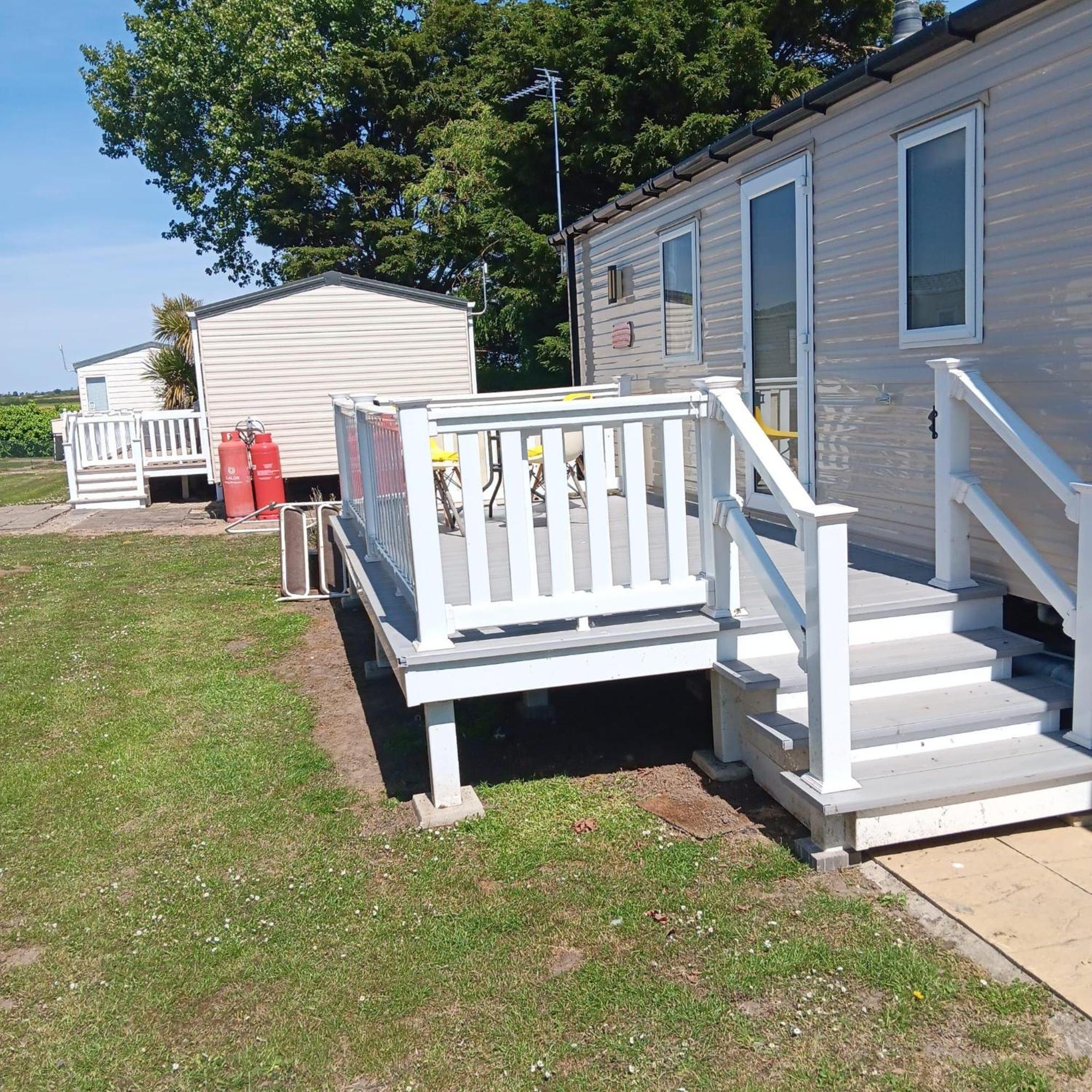 Great 8 Berth Caravan For Hire At Seawick Holiday Park In Essex Ref 27227Sw Clacton-on-Sea Exteriör bild